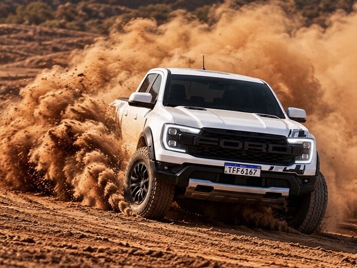 Ford Ranger V6 branca com grade estilo Raptor e letreiro FORD - vista frontal