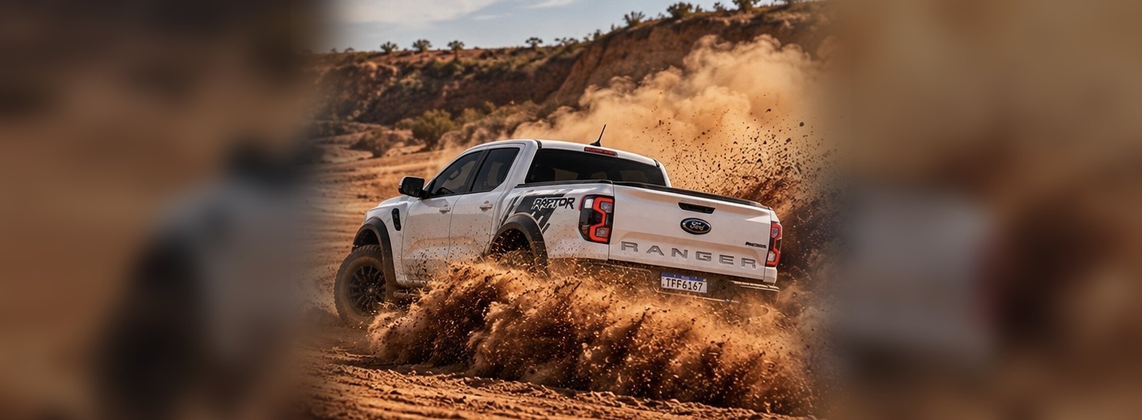 Traseira da Ford Ranger V6 branca com grafismo Raptor na caçamba, levantando poeira